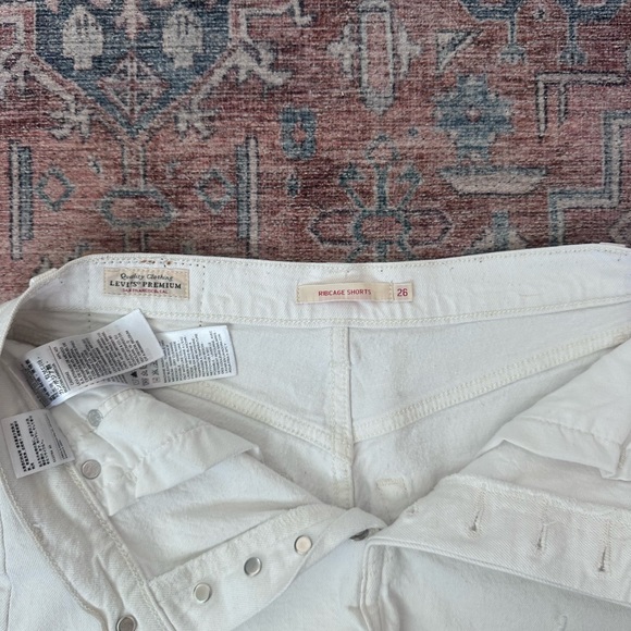 LEVIS HIGH RISE SHORTS - Picture 2 of 4